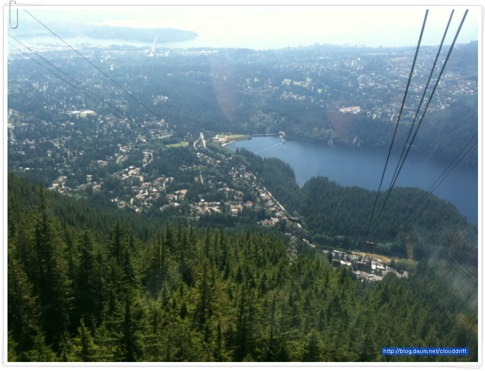 푸른 하늘에는 페러그라딩 땅위에는 나뭇꾼 쇼(Grouse Mountain, Vancouver)