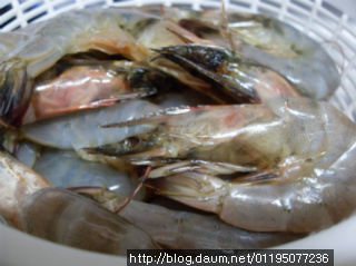 단맛이 날 정도로 싱싱한 새우홍합두부탕