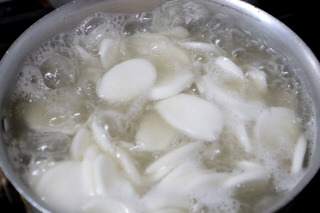 떡국 맛있게 끓이는 법...