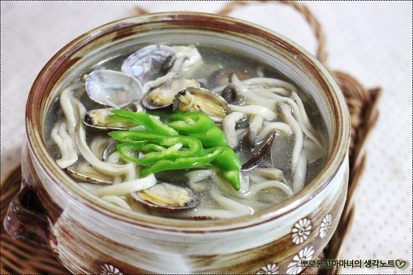 [바지락 버섯칼국수]시원한 국물맛에 반하는 바지락 버섯칼국수