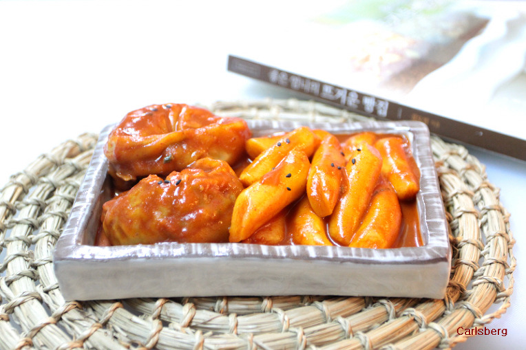 한입 먹으면 바로 중독이 되는 - 만두 떡볶이