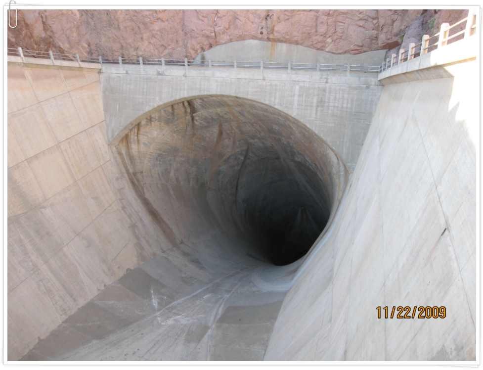 바이패스가 완공된 후버 댐(Hoover Dam)과 레이크 미드(Lake Mead)
