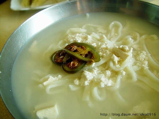 간단하게 만들어 더 좋은 콩국수 필이나는 두부 콩국수