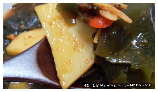 막 끓여도 맛있네? 들어는봤나, 고추장미역감자찌개 >_