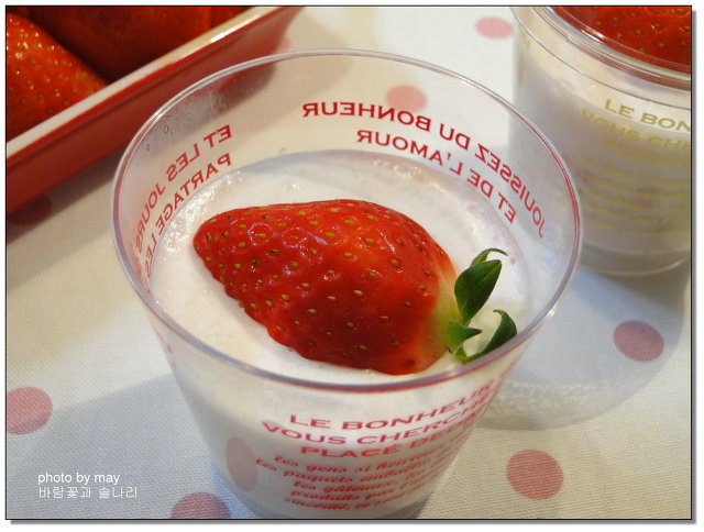 딸기와 우유로 만든 화사한 디저트~ 딸기밀크무스