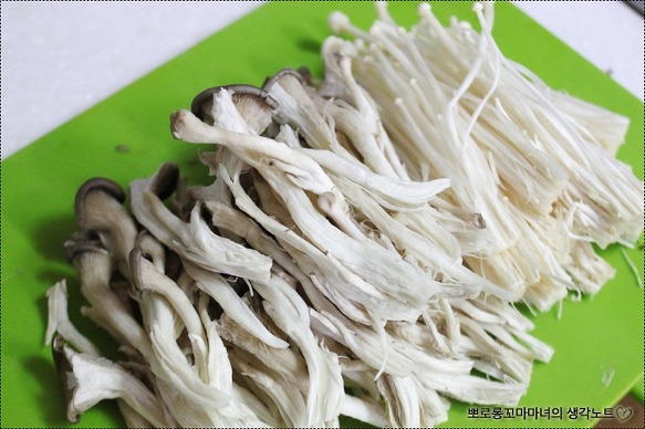 [바지락 버섯칼국수]시원한 국물맛에 반하는 바지락 버섯칼국수