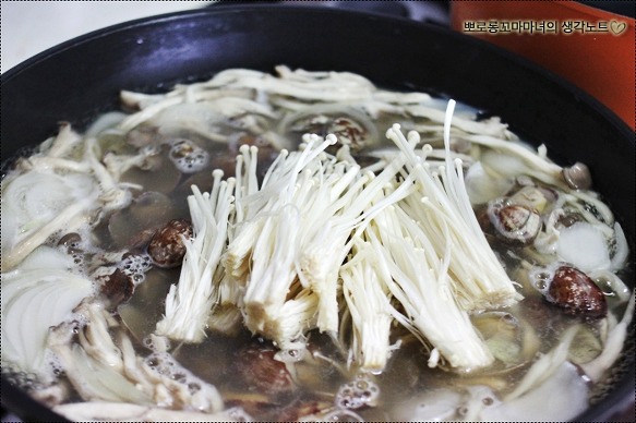 [바지락 버섯칼국수]시원한 국물맛에 반하는 바지락 버섯칼국수