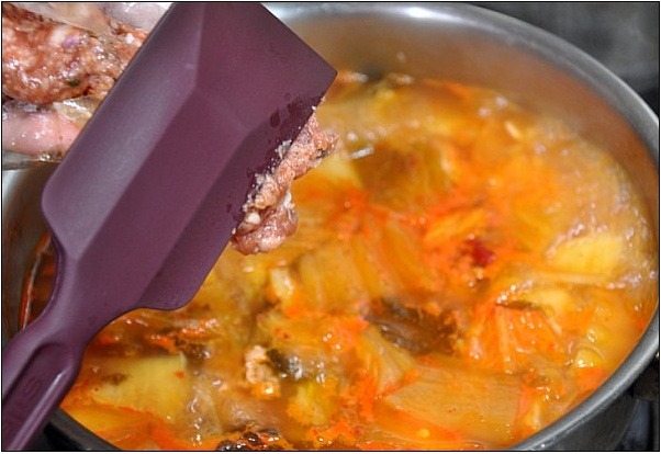 다른 반찬이 필요없는 션한맛의 소시지 김치찌개
