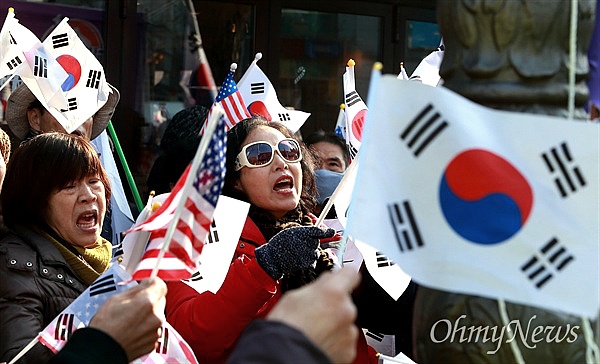 [박근혜 퇴진, 그후 우리는37] ﻿﻿박근혜 성녀, 최순실 악녀? 광장을 떠도는 여성혐오 유령 / 오마이뉴스 