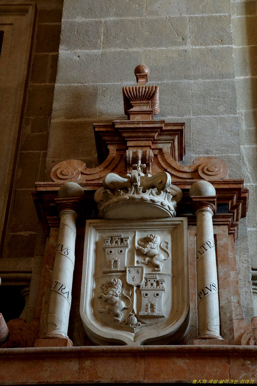 마드리드 왕궁(Palacio Real de Madrid)과 스페인 국기