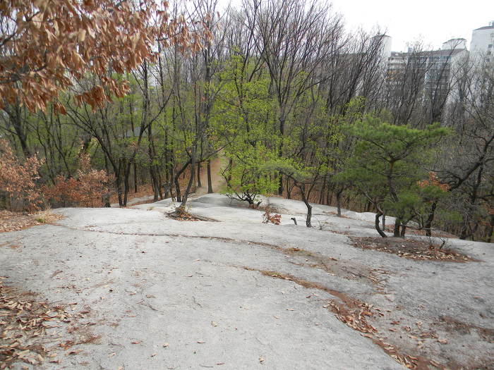 초안산 허공바위, 헬기장 부근 옛 무덤과 문인석들