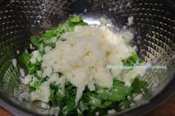 향긋하고 쫀득한... 참나물 감자 김치전~