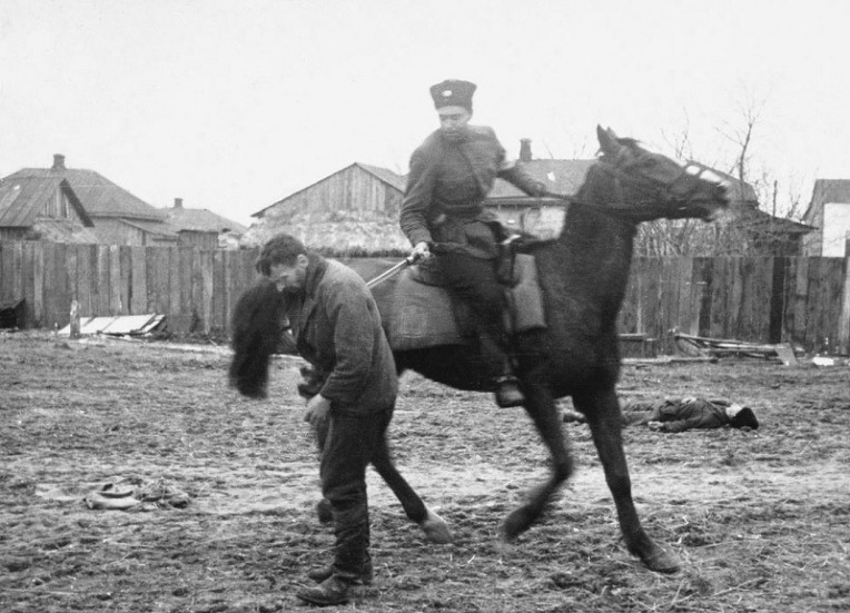 코사크 기병의 소련 빨치산 처형 - Russian Cossacks cavalry Wehrmacht police man execution of soviet partisan