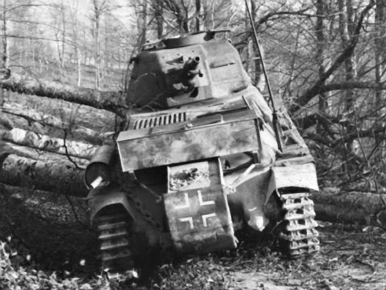 독일군이 노획하여 발칸전선에서 사용했던 프랑스군 H 39 호치키스 경전차 -German capture used French H 39 Hotchikiss Light Tank in the Balkan 